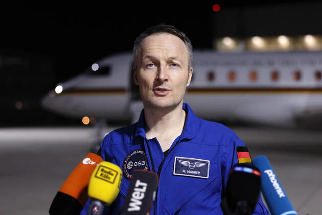 Der deutsche Astronaut Matthias Maurer kehrt nach seinem Einsatz auf der Internationalen Raumstation (ISS) zurück nach Deutschland. Der Astronaut der europäischen Raumfahrtagentur ESA war der zwölfte Deutsche im Kosmos. Am frühen Samstagmorgen landete seine Maschine im militärischen Teil des Flughafen Köln-Bonn. Köln, 07.05.2022 NRW Deutschland Copyright: xChristophxHardtx