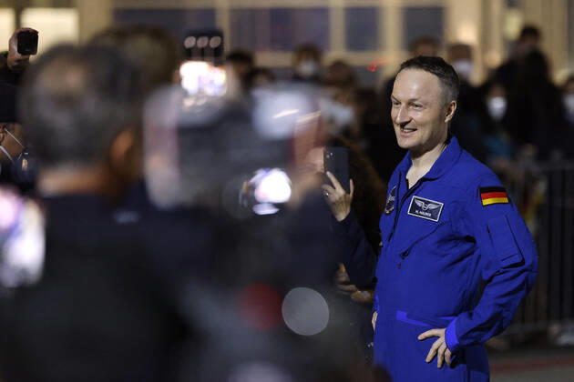 Der deutsche Astronaut Matthias Maurer kehrt nach seinem Einsatz auf der Internationalen Raumstation (ISS) zurück nach Deutschland. Der Astronaut der europäischen Raumfahrtagentur ESA war der zwölfte Deutsche im Kosmos. Am frühen Samstagmorgen landete seine Maschine im militärischen Teil des Flughafen Köln-Bonn. Köln, 07.05.2022 NRW Deutschland Copyright: xChristophxHardtx
