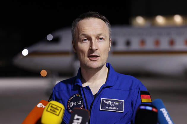 Der deutsche Astronaut Matthias Maurer kehrt nach seinem Einsatz auf der Internationalen Raumstation (ISS) zurück nach Deutschland. Der Astronaut der europäischen Raumfahrtagentur ESA war der zwölfte Deutsche im Kosmos. Am frühen Samstagmorgen landete seine Maschine im militärischen Teil des Flughafen Köln-Bonn. Köln, 07.05.2022 NRW Deutschland Copyright: xChristophxHardtx