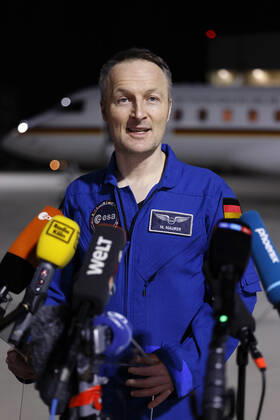 Der deutsche Astronaut Matthias Maurer kehrt nach seinem Einsatz auf der Internationalen Raumstation (ISS) zurück nach Deutschland. Der Astronaut der europäischen Raumfahrtagentur ESA war der zwölfte Deutsche im Kosmos. Am frühen Samstagmorgen landete seine Maschine im militärischen Teil des Flughafen Köln-Bonn. Köln, 07.05.2022 NRW Deutschland Copyright: xChristophxHardtx