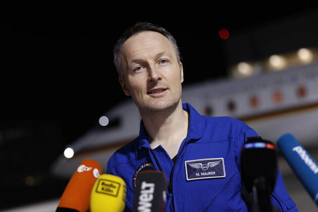 Der deutsche Astronaut Matthias Maurer kehrt nach seinem Einsatz auf der Internationalen Raumstation (ISS) zurück nach Deutschland. Der Astronaut der europäischen Raumfahrtagentur ESA war der zwölfte Deutsche im Kosmos. Am frühen Samstagmorgen landete seine Maschine im militärischen Teil des Flughafen Köln-Bonn. Köln, 07.05.2022 NRW Deutschland Copyright: xChristophxHardtx