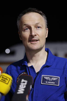 Der deutsche Astronaut Matthias Maurer kehrt nach seinem Einsatz auf der Internationalen Raumstation (ISS) zurück nach Deutschland. Der Astronaut der europäischen Raumfahrtagentur ESA war der zwölfte Deutsche im Kosmos. Am frühen Samstagmorgen landete seine Maschine im militärischen Teil des Flughafen Köln-Bonn. Köln, 07.05.2022 NRW Deutschland Copyright: xChristophxHardtx