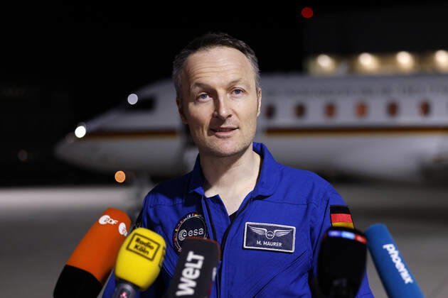 Der deutsche Astronaut Matthias Maurer kehrt nach seinem Einsatz auf der Internationalen Raumstation (ISS) zurück nach Deutschland. Der Astronaut der europäischen Raumfahrtagentur ESA war der zwölfte Deutsche im Kosmos. Am frühen Samstagmorgen landete seine Maschine im militärischen Teil des Flughafen Köln-Bonn. Köln, 07.05.2022 NRW Deutschland Copyright: xChristophxHardtx