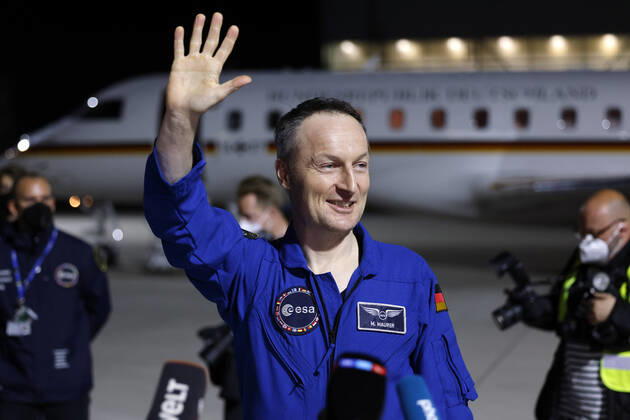 Der deutsche Astronaut Matthias Maurer kehrt nach seinem Einsatz auf der Internationalen Raumstation (ISS) zurück nach Deutschland. Der Astronaut der europäischen Raumfahrtagentur ESA war der zwölfte Deutsche im Kosmos. Am frühen Samstagmorgen landete seine Maschine im militärischen Teil des Flughafen Köln-Bonn. Köln, 07.05.2022 NRW Deutschland Copyright: xChristophxHardtx