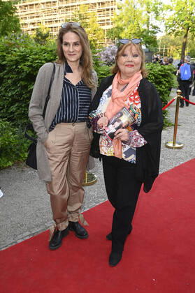 Susann Uplegger und Franziska Troegner bei der Premiere des Theaterstücks Monsieur Claude und seine Töchter - Teil 2 im Schlosspark Theater. Berlin, 07.05.2022