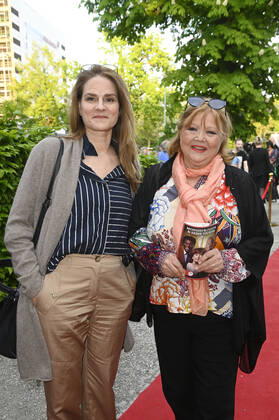 Susann Uplegger und Franziska Troegner bei der Premiere des Theaterstücks Monsieur Claude und seine Töchter - Teil 2 im Schlosspark Theater. Berlin, 07.05.2022