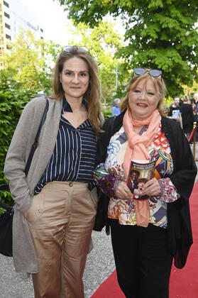 Susann Uplegger und Franziska Troegner bei der Premiere des Theaterstücks Monsieur Claude und seine Töchter - Teil 2 im Schlosspark Theater. Berlin, 07.05.2022