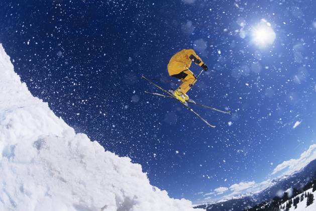 IMAGO Creative: 2022 Sport Favoriten IMAGO Creative: Sport Dichotomien - Land und Wasser Skier in mid-air above snow on ski Slopes, model released, , 10003078.jpg, Outdoors,Day,Full Length,Young Adult Man,Recreation,Fun,Adventure,Leisure Activities,Young Adult,One Person Only,Enjoyment,people,Leisure,Lifestyle,Excitement,Exhilaration,Sports,Motion,Physical Geography,Unknown Age,Jumping,Mid-Air,Sunlight,Mountain,Winter,Skiing,Winter Clothing,Winter Sports,Snow,Ski-Wear,Ski Slope,Skis,Slope,Lens Flare,Warm Clothing,Skier,Snow Sports,Ski Area,Bright Light,daylight, USA