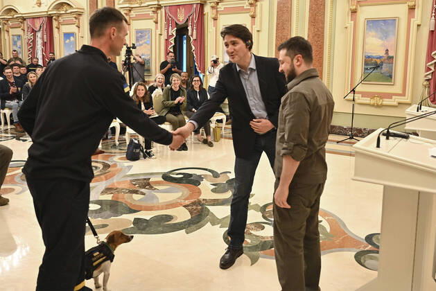 May 8, 2022, Kyiv, Ukraine: Canadian Prime Minister Justin Trudeau, center, shakes hands with the handler of Patron, a beagle dog who detects land mines and teaches children about mine safety as Ukrainian President Volodymyr Zelenskyy, right, looks on at Mariinsky Palace, May 8, 2022 in Kyiv, Ukraine. Kyiv Ukraine - ZUMAp138 20220508_zaa_p138_090 Copyright: xUkrainexPresidency UkrainexPresix