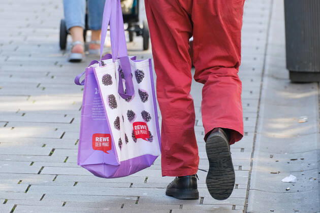 Düsseldorf 09.05.2022 Rewe Lebensmitteldiscounter Supermarkt Schadowstrasse Einkaufsstrasse Einkaufsstraße Shoppingmeile Einkaufsmeile Einkaufen Einzelhandel Corona-Inzidenz Inzidenzwert Fussgängerzone Einkaufsbummel Einkaufstasche Einkaufstraße Einkaufstrasse Modemeile Menschenmasse Menschenmenge keine Maskenpflicht mehr Düsseldorf Nordrhein-Westfalen Deutschland
