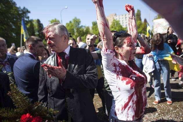 Bilder des Jahres 2022, News 05 Mai News Bilder des Tages Russian Ambassador Doused With Red Paint By Protesters In Poland Russian ambassador Siergiej Andriejew during the celebration of the Russian Victory Day known as Den Pobedy at the cemetery of Soviet soldiers was disrupted by the Ukrainians. seen in Warsaw on May 9, 2022. Warsaw Poland  Copyright: xMaciejxLuczniewskix originalFilename: luczniewski-vdaycele220509_npcxJ.jpg