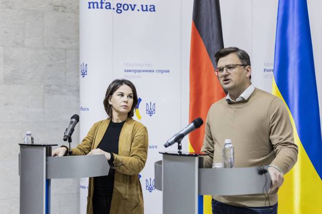 Ukraine-Krieg, Jahrestag der Invasion, Persönlichkeiten besuchen die Ukraine, Archivbilder (L-R) Annalena Baerbock (Buendnis 90 Die Gruenen), Bundesaussenministerin, und Dmytro Kuleba, Aussenminister der Ukraine, aufgenommen im Rahmen einer Pressekonferenz in Kyjiw, 10.05.2022. Baerbock reist als erste Vertreterin der Bundesregierung nach dem Beginn des Krieges in die Ukraine. Kyjiw Ukraine Copyright: xFlorianxGaertnerx
