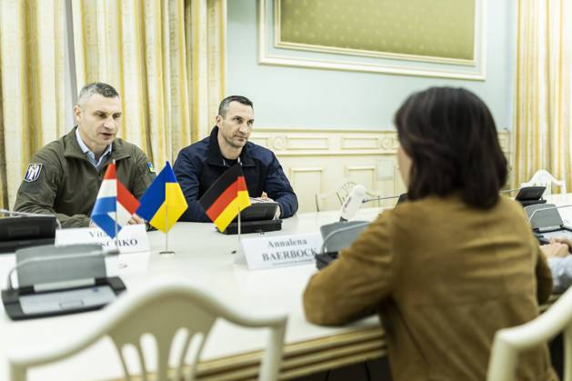 Ukraine-Krieg, Jahrestag der Invasion, Persönlichkeiten besuchen die Ukraine, Archivbilder News Bilder des Tages (R-L) Annalena Baerbock (Buendnis 90 Die Gruenen), Bundesaussenministerin, trifft Vitali Klitschko, Buergermeister von Kyjiw, und seinen Bruder Wladimir Klitschko zu einem gemeinsamen Gespraech in Kyjiw, 10.05.2022. Baerbock reist als erste Vertreterin der Bundesregierung nach dem Beginn des Krieges in die Ukraine. Kyjiw Ukraine Copyright: xFlorianxGaertnerx