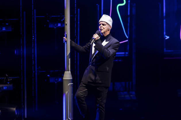 Bilder des Jahres 2022, Entertainment 05 Mai Entertainment Bilder des Tages Pet Shop Boys Perform In Milan Neil Tennant of Pet Shop Boys performs live at Teatro Degli Arcimboldi on May 10, 2022 in Milan, Italy. Milan Milan Italy  Copyright: xRobertoxFiniziox originalFilename: finizio-petshopb220510_nppKm.jpg