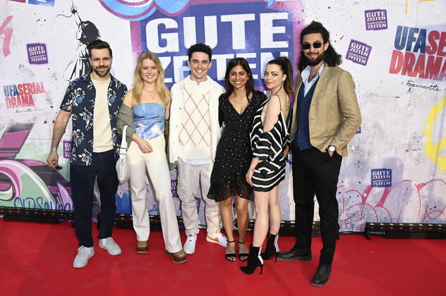 Nassim J. Avat, Isabel Hinz, Marc Weinmann, Sara Fuchs, Anne Menden und Zeyin Aly bei der GZSZ Party 30 Jahre GZSZ im GZSZ Außenset an der Orenstein-&-Koppel-Straße. Potsdam, 10.05.2022