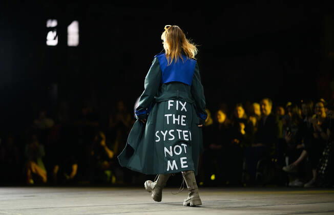 Bilder des Jahres 2022, Entertainment 05 Mai Entertainment Bilder des Tages AUSTRALIAN FASHION WEEK, A model on the runway during the Adaptive Clothing Collective fashion show at Australian Fashion Week 2022 in Sydney, Thursday, May 12, 2022. ( NO ARCHIVING, EDITORIAL USE ONLY, NO USE IN BOOKS WITHOUT CONSENT SYDNEY NSW AUSTRALIA  Copyright: xJAMESxGOURLEYx 20220512001658053933
