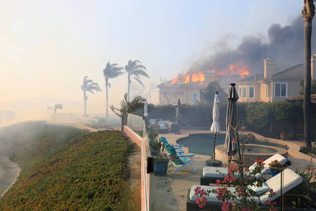 Bilder des Jahres 2022, News 05 Mai News Bilder des Tages May 11, 2022, Laguna Niguel, California, USA: A home on fire in Laguna Niguel. A wind-driven wildfire that broke out Wednesday in brush near Laguna Niguel grew to 200 acres, burned about 20 homes and prompted the evacuation of nearby residences and a luxury resort, fire officials said. Laguna Niguel USA - ZUMAr19_ 20220511_new_r19_142 Copyright: xRuaridhxStewartx