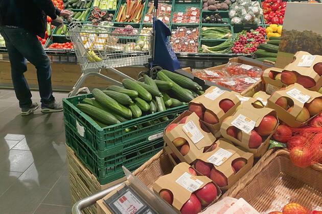 VERBRAUCHERPREISE: Inflation in Deutschland hoeher als erwartet.Einkauf in einem Supermarkt,Gemuesetheke. Einkauf,Inflation,Verbraucherpreise,Teuerung,