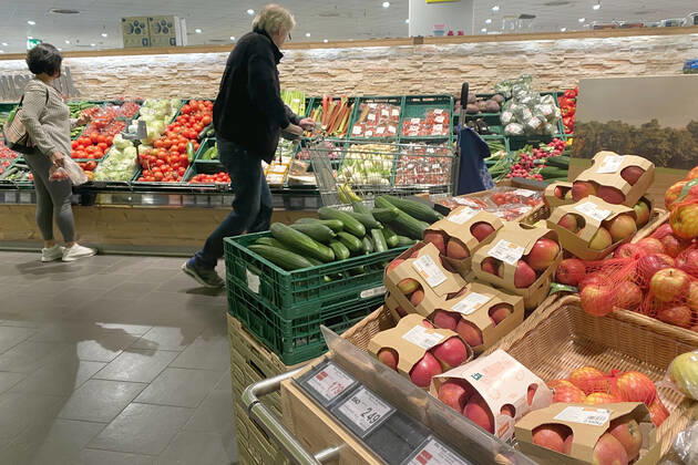 VERBRAUCHERPREISE: Inflation in Deutschland hoeher als erwartet.Einkauf in einem Supermarkt,Gemuesetheke. Einkauf,Inflation,Verbraucherpreise,Teuerung,