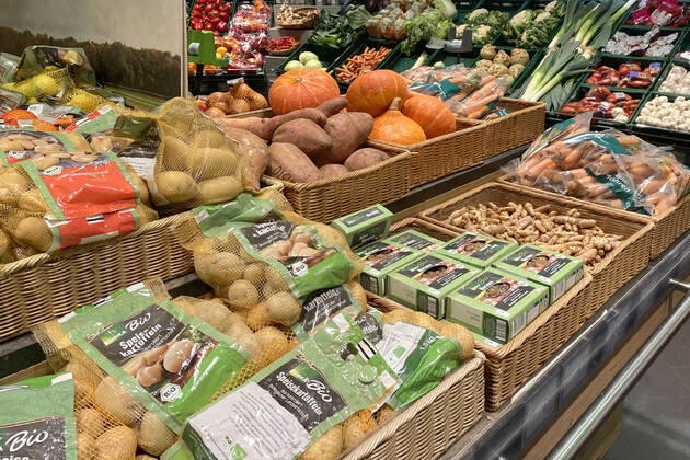 VERBRAUCHERPREISE: Inflation in Deutschland hoeher als erwartet.Einkauf in einem Supermarkt,Gemuesetheke. Einkauf,Inflation,Verbraucherpreise,Teuerung,