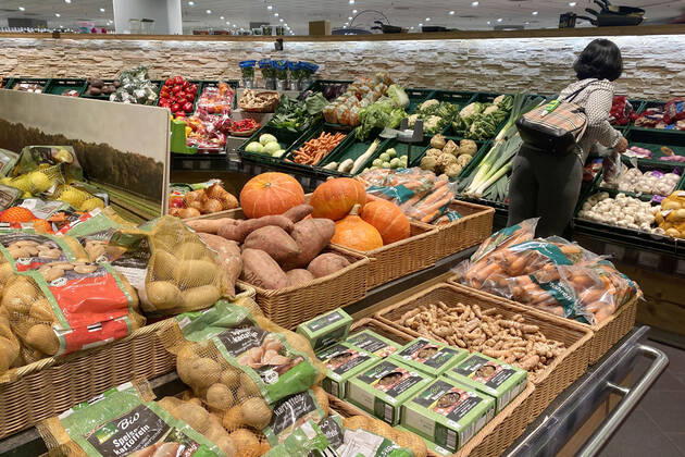 VERBRAUCHERPREISE: Inflation in Deutschland hoeher als erwartet.Einkauf in einem Supermarkt,Gemuesetheke. Einkauf,Inflation,Verbraucherpreise,Teuerung,