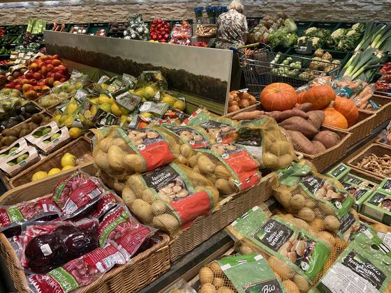 VERBRAUCHERPREISE: Inflation in Deutschland hoeher als erwartet.Einkauf in einem Supermarkt,Gemuesetheke. Einkauf,Inflation,Verbraucherpreise,Teuerung,