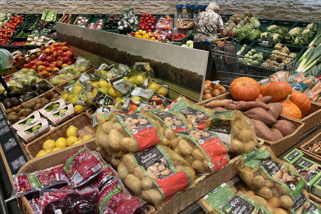 VERBRAUCHERPREISE: Inflation in Deutschland hoeher als erwartet.Einkauf in einem Supermarkt,Gemuesetheke. Einkauf,Inflation,Verbraucherpreise,Teuerung,