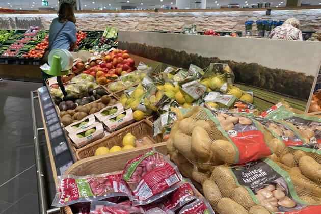 VERBRAUCHERPREISE: Inflation in Deutschland hoeher als erwartet.Einkauf in einem Supermarkt,Gemuesetheke. Einkauf,Inflation,Verbraucherpreise,Teuerung,