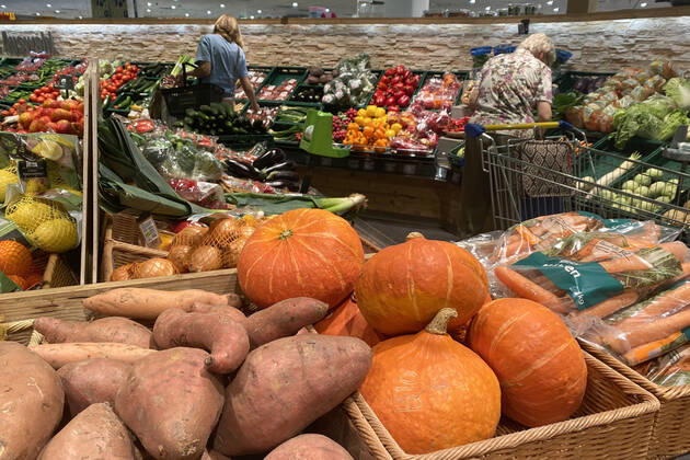 VERBRAUCHERPREISE: Inflation in Deutschland hoeher als erwartet.Einkauf in einem Supermarkt,Gemuesetheke. Einkauf,Inflation,Verbraucherpreise,Teuerung,