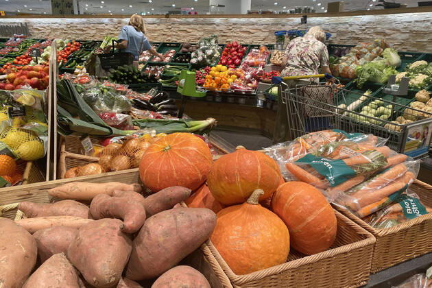 VERBRAUCHERPREISE: Inflation in Deutschland hoeher als erwartet.Einkauf in einem Supermarkt,Gemuesetheke. Einkauf,Inflation,Verbraucherpreise,Teuerung,