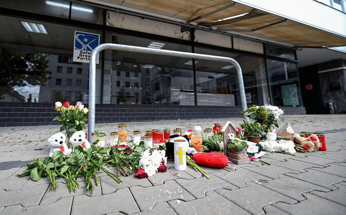 Bilder des Jahres 2022, News 05 Mai News Bilder des Tages Badiucao Austellung in Prag 12.05.2022, xpsx, Lokal Hanau Gedenken 2 tote Kinder v.l. Polizei Spurensicherung Kinder Kind Tot Bruder Schwester, Drama, Mord, Polizeiauto, Kriminalpolizei, Absperrung, Abgesperrt römerstrasse balkon strasse gedenken blumen kerzen trauer gedanke, Hanau Hessen Deutschland (DEU) Hanauer Anzeiger