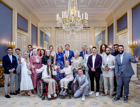 Bilder des Jahres 2022, Entertainment 05 Mai Entertainment Bilder des Tages Badiucao Austellung in Prag 12-05-2022 The Hague King Willem-Alexander, with Queen Maxima and Princess Beatrix and Triple Treath and Jong Pit and Sandra Jetten (directeur Oranje Fonds) and Dick Benschop (voorzitter bestuur Oranje Fonds), attend the Appeltjes van Oranje, Apples of Orange, award ceremony at Noordeinde palace in The Hague. Â  Copyright: xPPEx