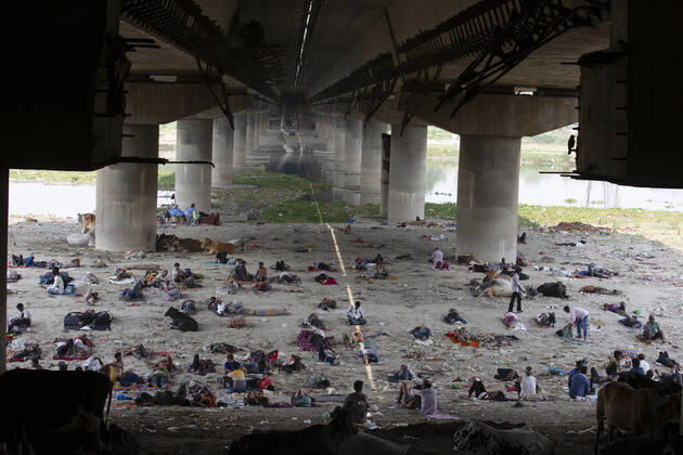 Bilder des Jahres 2022, News 05 Mai News Bilder des Tages Indien, Menschen suchen unter einer Brücke Schutz vor der Hitze in Neu-Delhi (220512) -- NEW DELHI, May 12, 2022 -- People take rest under a bridge to get respite from the hot summer day in New Delhi, India, May 12, 2022. ) INDIA-NEW DELHI-HOT WEATHER JavedxDar 
