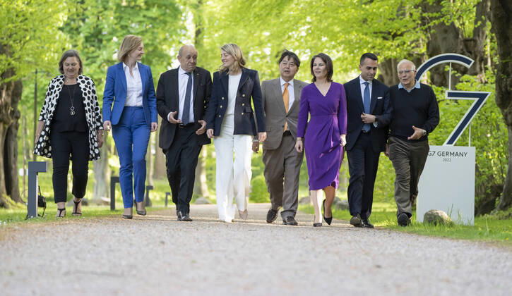 Bilder des Jahres 2022, News 05 Mai News Bilder des Tages G7 Foreign Ministers Meeting Germany May 2022 - G7 Außenministerkonferenz Deutschland Mai 2022 - Family photo - Group photo with - Familienfoto - Gruppenfoto mit Annalena Baerbock, Außenministerin Deutschland, Luigi Di Maio, Außenminister Italien, Yoshimasa Hayashi, jap. æž— è䳿£ Hayashi Yoshimasa, Außenminister Japan, Jean-Yves Le Drian, Außenminister Frankreich, Mà lanie Melanie Joly, Außenministerin Kanada, Elizabeth Liz Truss, Außenministerin Großbritannien UK, Josep Josà Borrell, Außenbeauftrater Europäische Union EU Antony Blinken, Außenminister Vereinigte Staaten von Amerika USA, muss sich wegen einer Coronaerkrankung vertreten lassen;G7 Foreign Ministers Meeting Germany May 2022 - G7 Außenministerkonferenz Deutsch