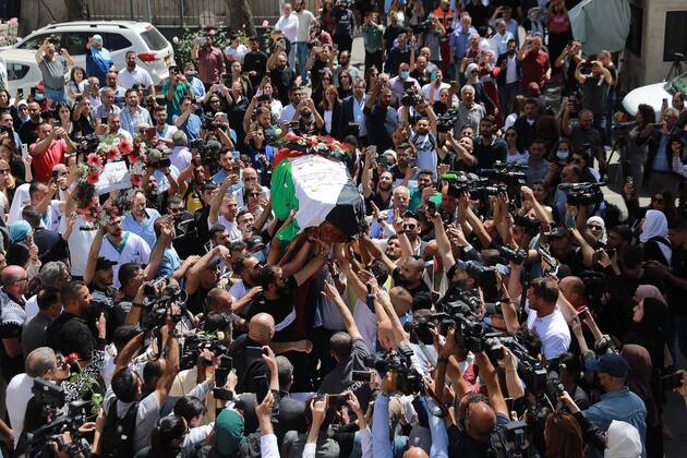 Bilder des Jahres 2022, News 05 Mai Jerusalem, Trauerfeier für getötete Reporterin Schirin Abu Akle (220512) -- JERUSALEM, May 12, 2022 -- People carry the coffin of Al-Jazeera journalist Shireen Abu Akleh in Jerusalem, on May 12, 2022. Al-Jazeera journalist Shireen Abu Akleh was killed in the northern occupied West Bank on Wednesday morning. (Photo by Xinhua) MIDEAST-JERUSALEM-AL-JAZEERA-JOURNALIST-COFFIN-ARRIVAL MuammarxAwad 
