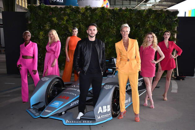 Bilder des Jahres 2022, Entertainment 05 Mai Entertainment Bilder des Tages Germanys next Topmodel Kandidatin Noella, Lieselotte, Lou-Anne, Rennfahrer Daniel Abt, Martina, Luca und Anita beim Fotoshooting am Rande vom Formula E Weltmeisterschafts - Rennen auf dem Gelände vom Flughafen Tempelhof am 13.05.2022 in Berlin GnTM (Pro 7) Photoshooting mit den Finalistinnen auf dem Flughafen Tempelhof in Berlin