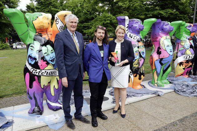 Bilder des Jahres 2022, News 05 Mai 13.05.2022, Berlin, Deutschland - Enthuellung von Buddy-Baer-Skulpturen von Street-Art-Kuenstler Damian Yves Rohde auf dem Wittenbergplatz in Berlin. Das Motto des Kunstwerks lautet Hand-in-Hand fuer Toleranz. Foto: v.r. Franziska Giffey, SPD, Regierende Buergermeisterin von Berlin, Street-Art-Kuenstler Damian Yves Rohde und Unternehmer Klaus Herlitz, Gruender der Buddy Baer Berlin GmbH.