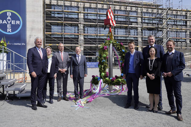 Bilder des Jahres 2022, News 05 Mai News Bilder des Tages Bundeskanzler beim Richtfest SOLIDA-1 im Chempark Leverkusen Aktuell, 13.05.2022, Leverkusen, Guppenbild Bundeskanzler Olaf Scholz, Vorstandsvorsitzender der Bayer AG Werner Baumann und Heike Hausfeld Vorsitzende des Gesamtbetriebsrats der Bayer AG, Stefan Oelrich Bayer AG, Bundesgesundheitsminister Karl Lauterbach, Oberbuergermeister Uwe Richrath, Serena Lin Bayer AG, Thorsten Winkelmann Bayer AG beim Richtfest der Bayer AG im Chempark Leverkusen zur Eroeffnung der neuen Arzneimittelproduktionsanlage SOLIDA-1 Leverkusen Nordrhein-Westfalen Deutschland