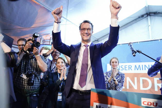 Bilder des Jahres 2022, News 05 Mai News Bilder des Tages CDU Wahlabend Party bei der CDU NRW nach der Landtagswahl Aktuell, 15.05.2022, Duesseldorf, Der amtierende und wieder frisch gewaehlter Ministerpraesident Hendrik Wuest spricht bei der CDU Wahlparty zu seinen Anhaengern mit Ehefrau Katharina und laesst sich feiern nach der Landtagswahl 2022 Duesseldorf Nordrhein-Westfalen Deutschland