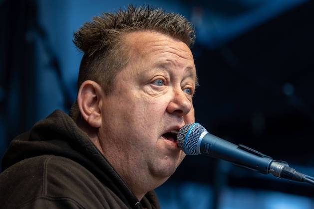 Sebastian Krumbiegel, Musiker, Sänger und Frontmann der Band Die Prinzen singt am 30.04.2022 bei einer Veranstaltung in Zwickau. Zwickau Sachsen Deutschland
