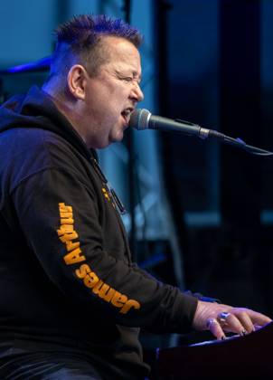 Sebastian Krumbiegel, Musiker, Sänger und Frontmann der Band Die Prinzen singt am 30.04.2022 bei einer Veranstaltung in Zwickau. Zwickau Sachsen Deutschland