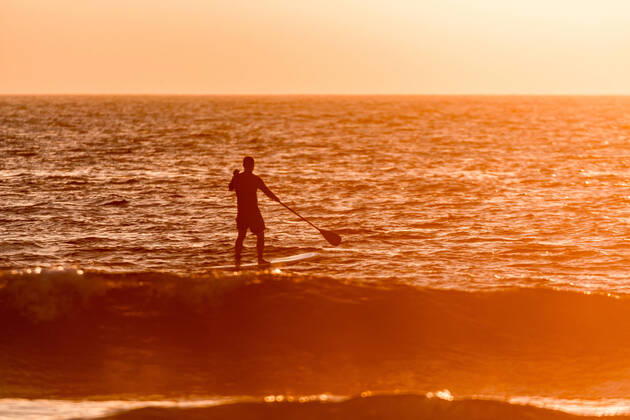 IMAGO Creative: Sommer Sport - Strand Stand up paddler silhouette at sunset. Concept about sport, surf, vacations and people., model released, , 22483792.jpg, Sport, athlete, beach, board, boarding, challenge, cool, europe, fun, green, lifestyle, male, man, nature, ocean, orange, outdoor, paddle, people, person, portugal, row, sea, sports, spray, stand, summer, sunset, surf, surfer, surfing, travel, tropical, up, water, wave, young,