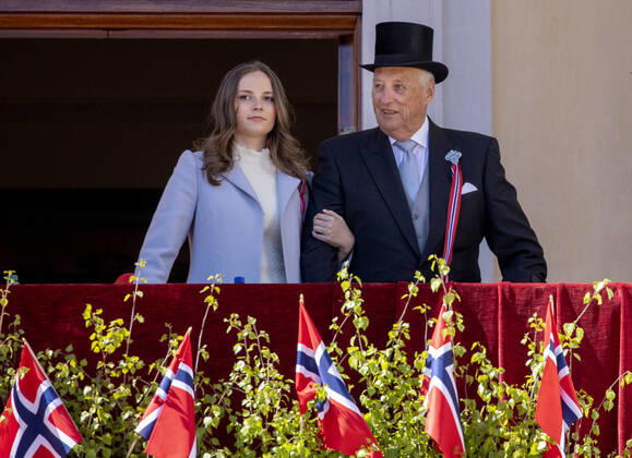 Bilder des Jahres 2022, Entertainment 05 Mai Entertainment Themen der Woche KW20 Entertainment Bilder des Tages 17-05-2022 Oslo Princess Ingrid Alexandra and King Harald on the balcony during the children parade on National day at the palace square in Oslo. Â  Copyright: xPPEx