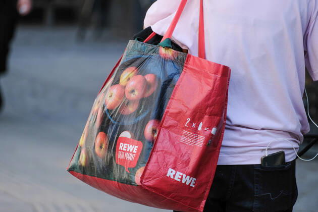 Düsseldorf 18.05.2022 Rewe Lebensmittel Discounter Supermarkt Einkaufstasche Plastiktasche Düsseldorf Nordrhein-Westfalen Deutschland
