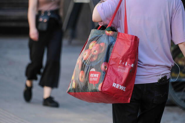Düsseldorf 18.05.2022 Rewe Lebensmittel Discounter Supermarkt Einkaufstasche Plastiktasche Düsseldorf Nordrhein-Westfalen Deutschland