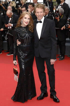 Jerry Bruckheimer mit Ehefrau Linda Bruckheimer bei der Premiere des Kinofilms Top Gun: Maverick auf dem Festival de Cannes 2022 75. Internationale Filmfestspiele von Cannes im Palais des Festivals. Cannes, 18.05.2022