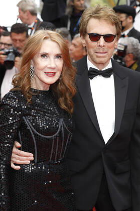 Jerry Bruckheimer mit Ehefrau Linda Bruckheimer bei der Premiere des Kinofilms Top Gun: Maverick auf dem Festival de Cannes 2022 75. Internationale Filmfestspiele von Cannes im Palais des Festivals. Cannes, 18.05.2022