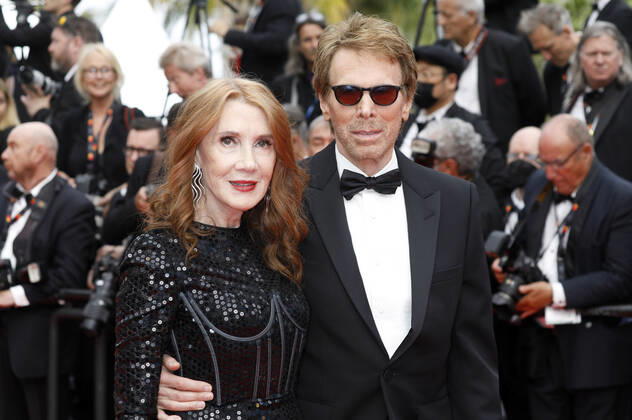 Jerry Bruckheimer mit Ehefrau Linda Bruckheimer bei der Premiere des Kinofilms Top Gun: Maverick auf dem Festival de Cannes 2022 75. Internationale Filmfestspiele von Cannes im Palais des Festivals. Cannes, 18.05.2022