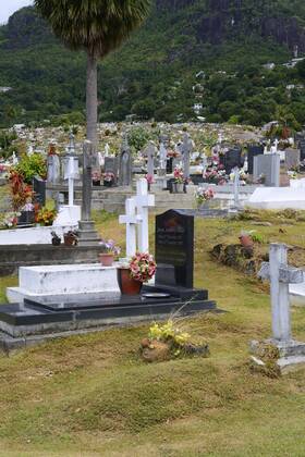 landestypische Graeber auf dem Friedhof der Hauptstadt Victoria, Seychellen, Mahe typical graveyard of the capital town victoria, Seychelles, Mahe BLWS667088