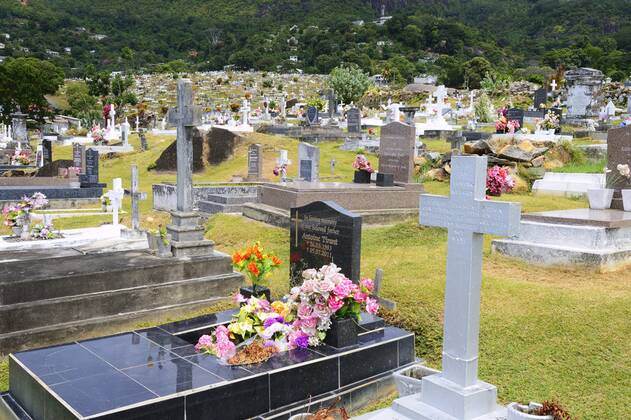 landestypische Graeber auf dem Friedhof der Hauptstadt Victoria, Seychellen, Mahe typical graveyard of the capital town victoria, Seychelles, Mahe BLWS667089